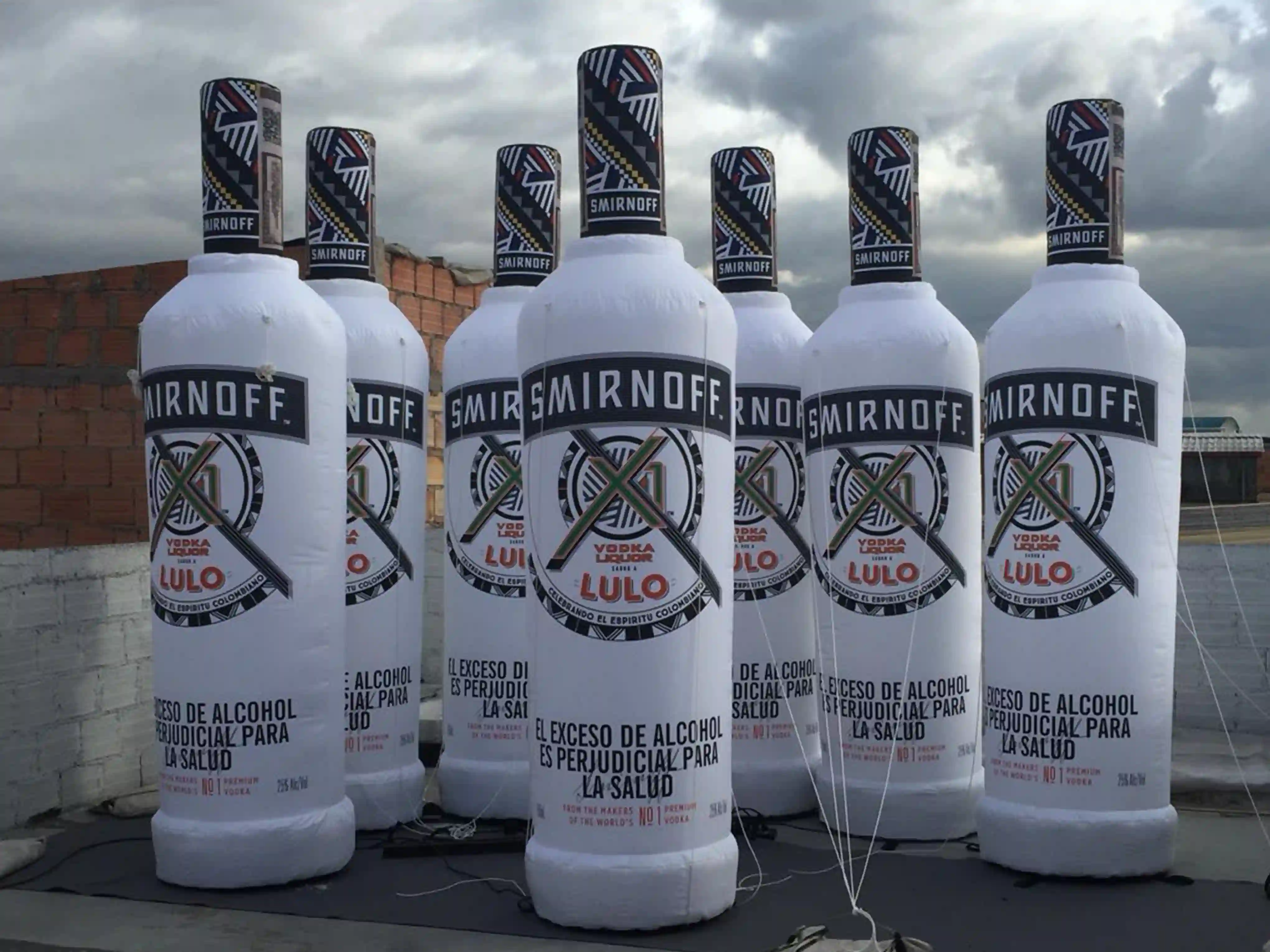 Replicas inflables de botellas de Smirnoff