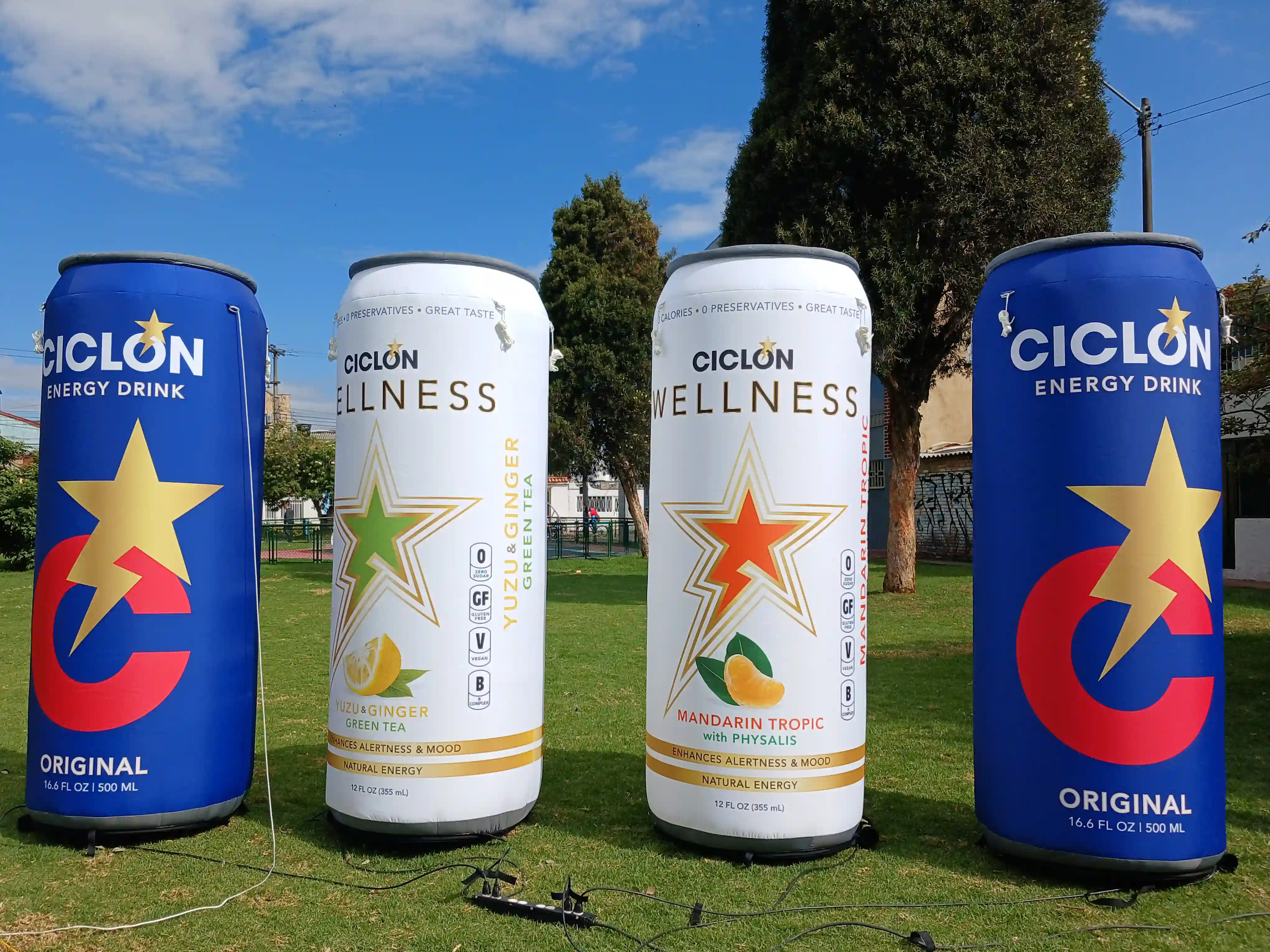 Inflables en forma de botellas de bebidas energéticas Ciclon