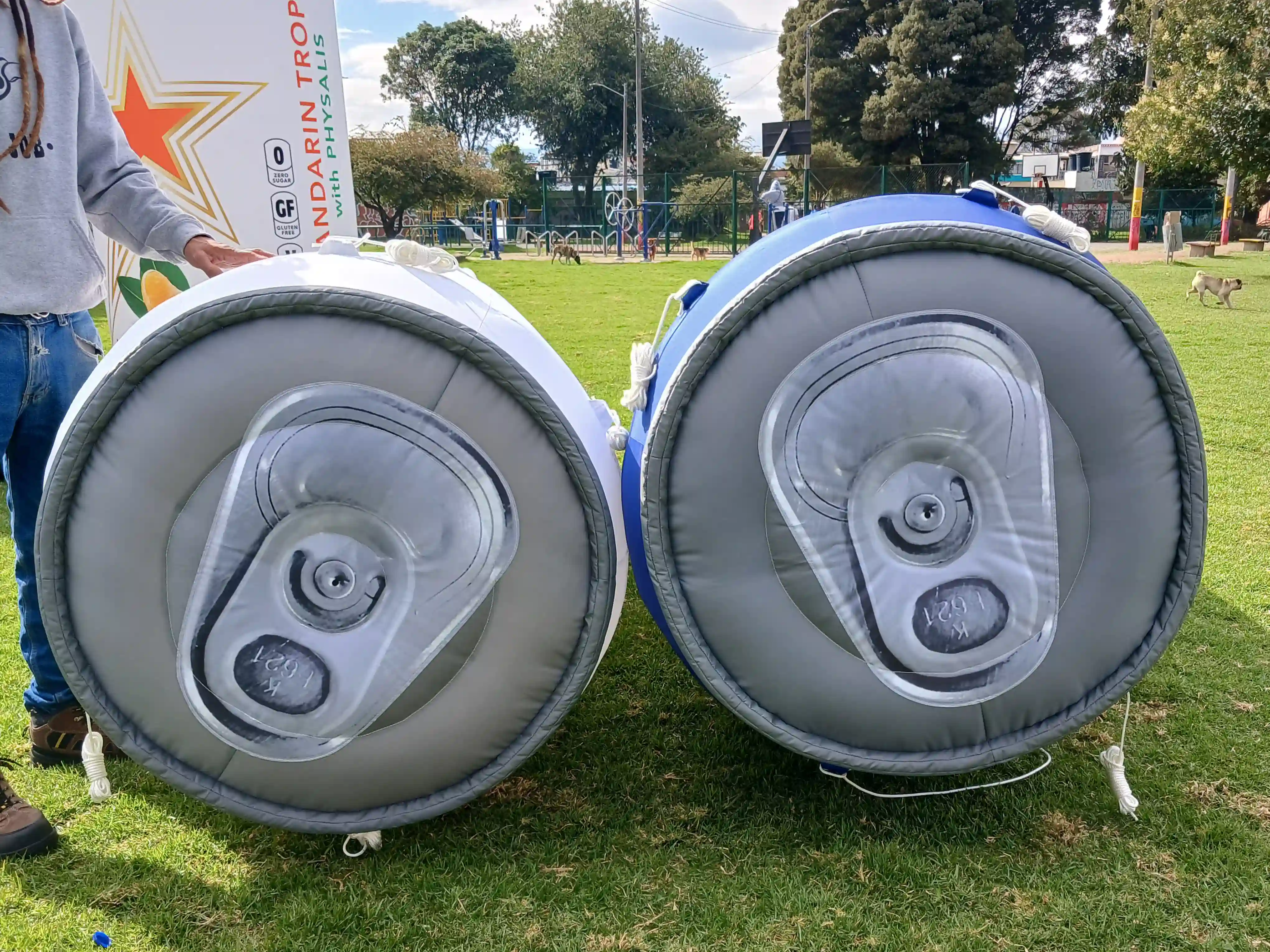 Parte superior de un inflable réplica de las botellas de energizantes