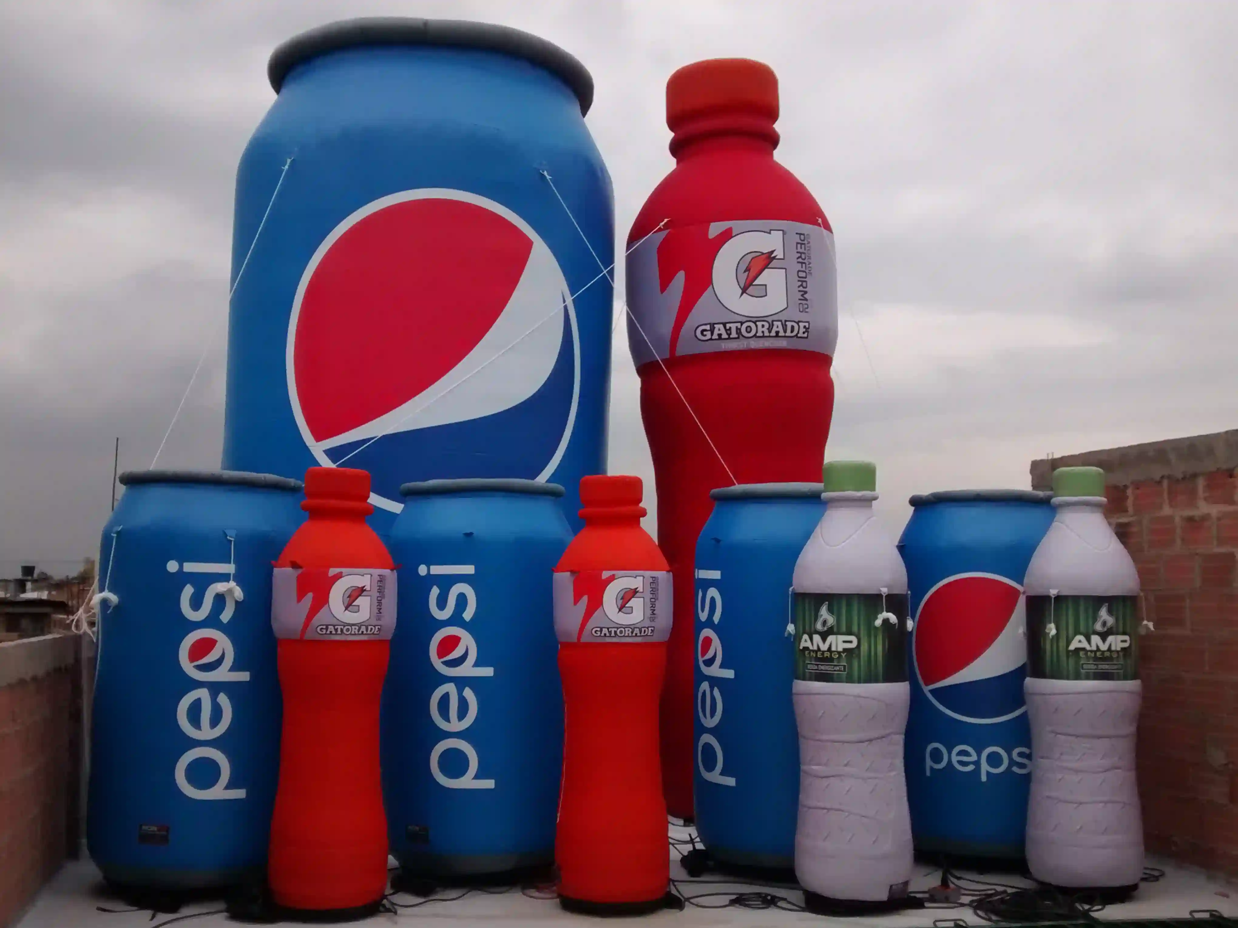 Recopilación de Inflables en forma de réplica de Pepsi, AMP Energy u Gatorade
