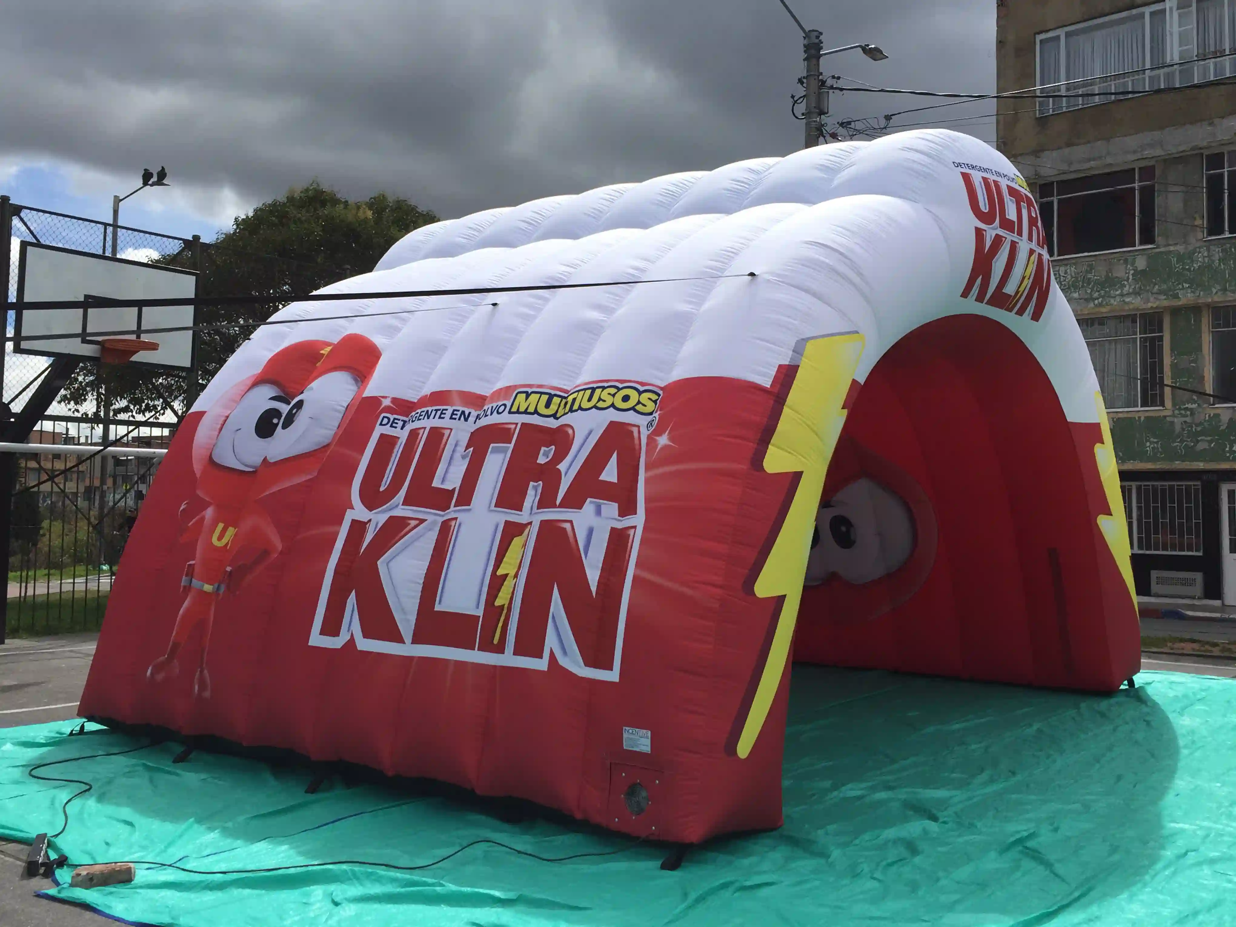 Túnel inflable publicitario para la marca Ultra Klin
