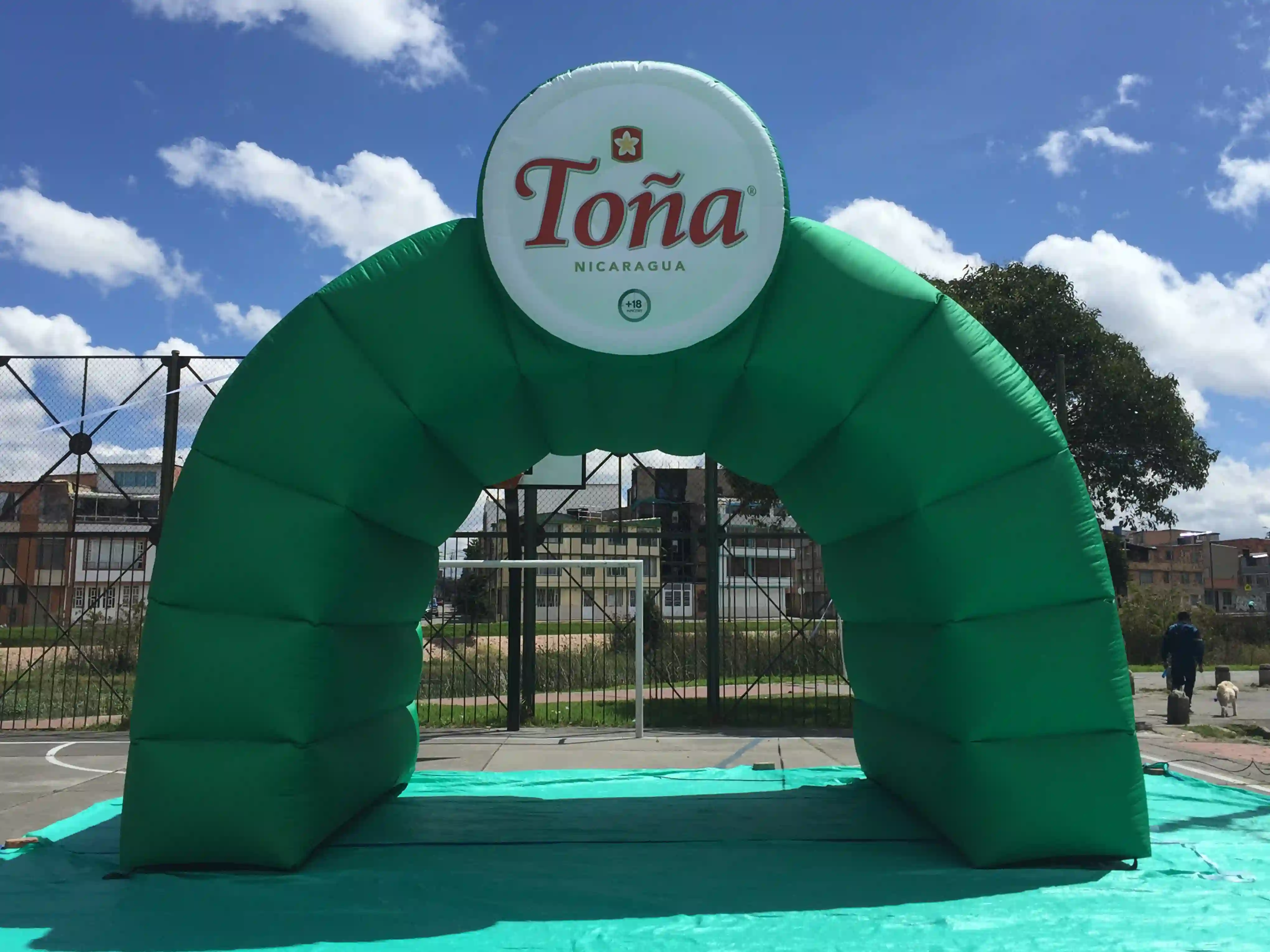 Túnel inflable publicitario para la marca Toña