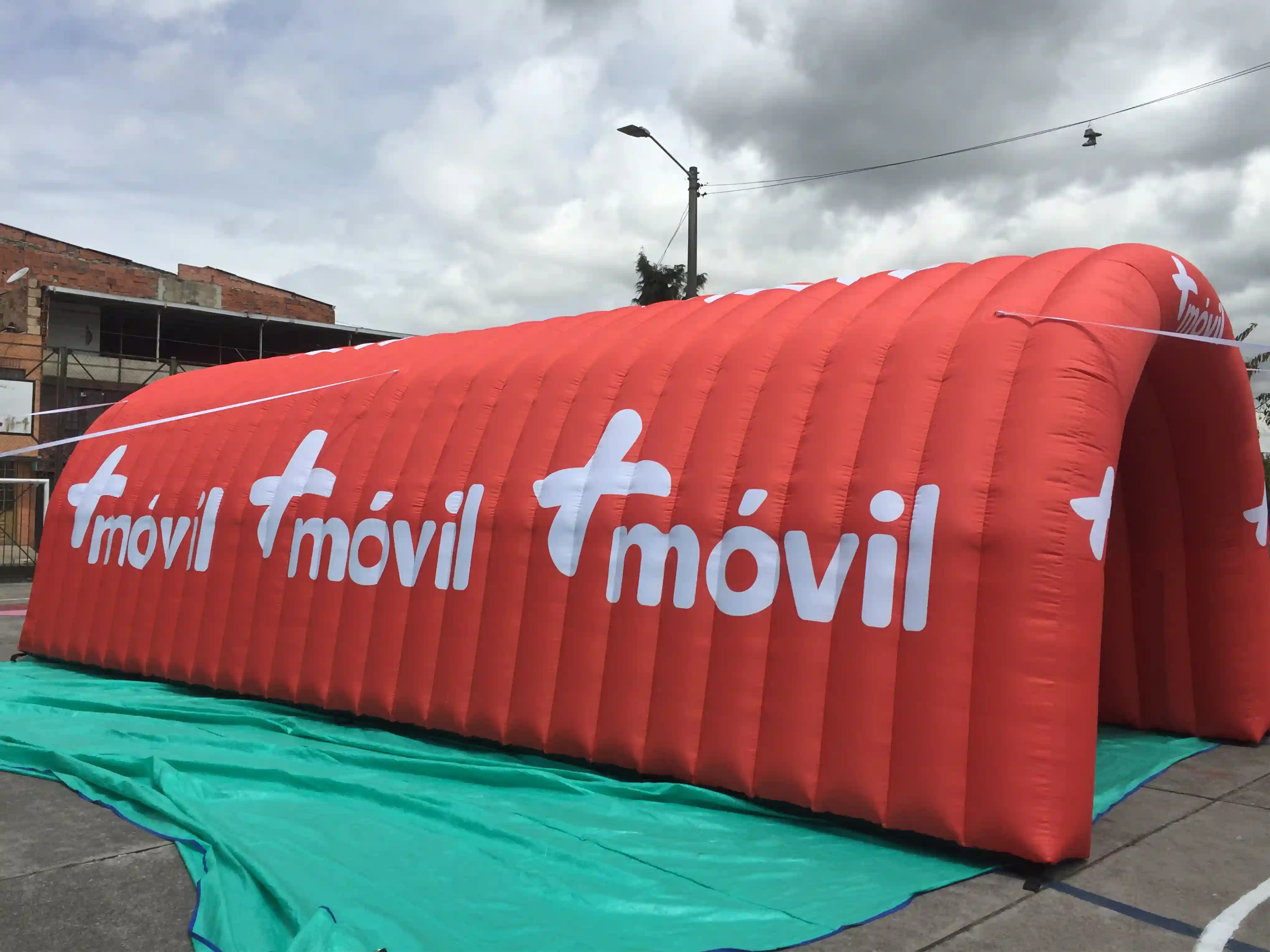 Túnel inflable publicitario para la marca +Móvil
