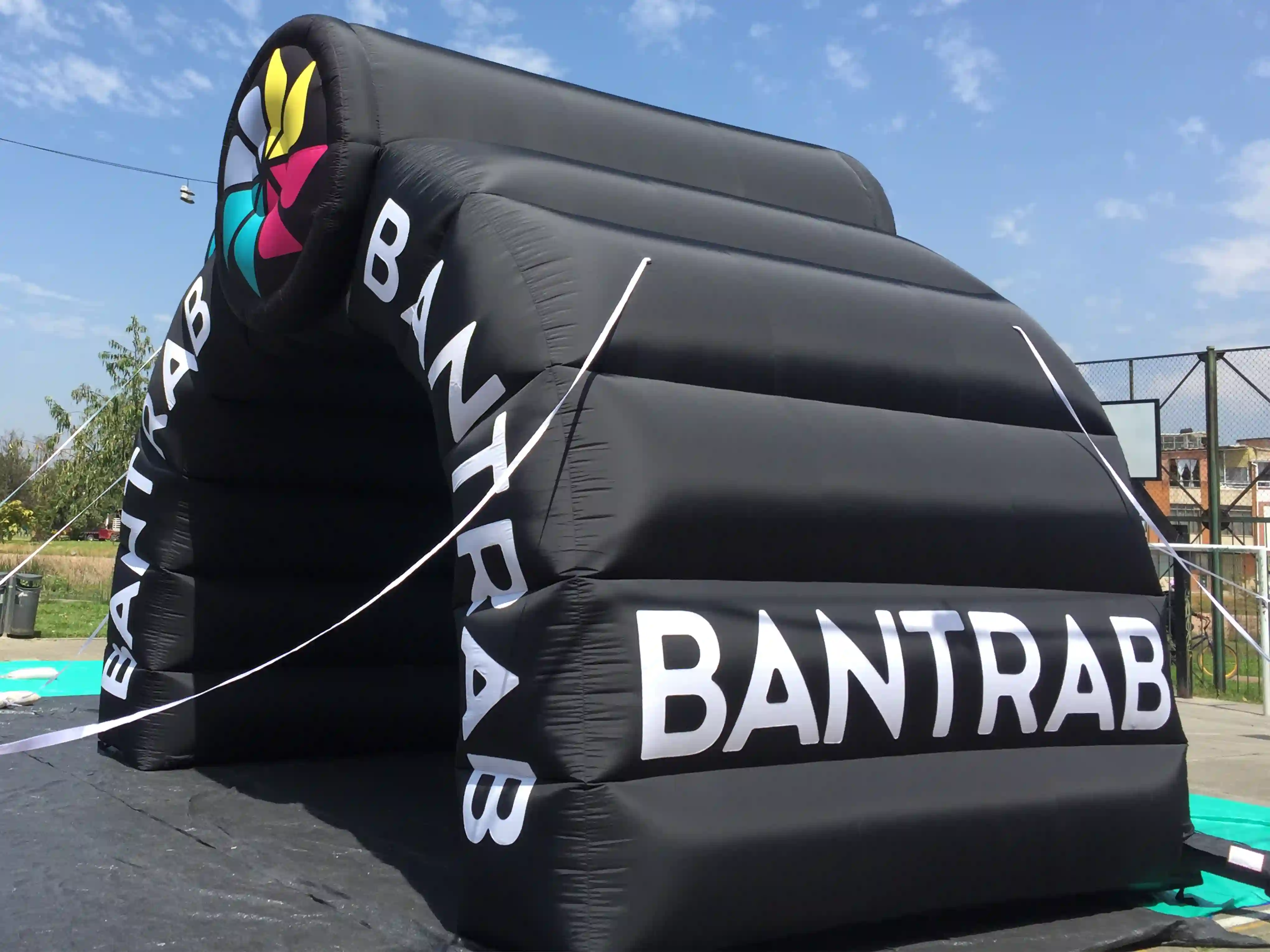 Arco inflable publicitario para la marca Bantrab