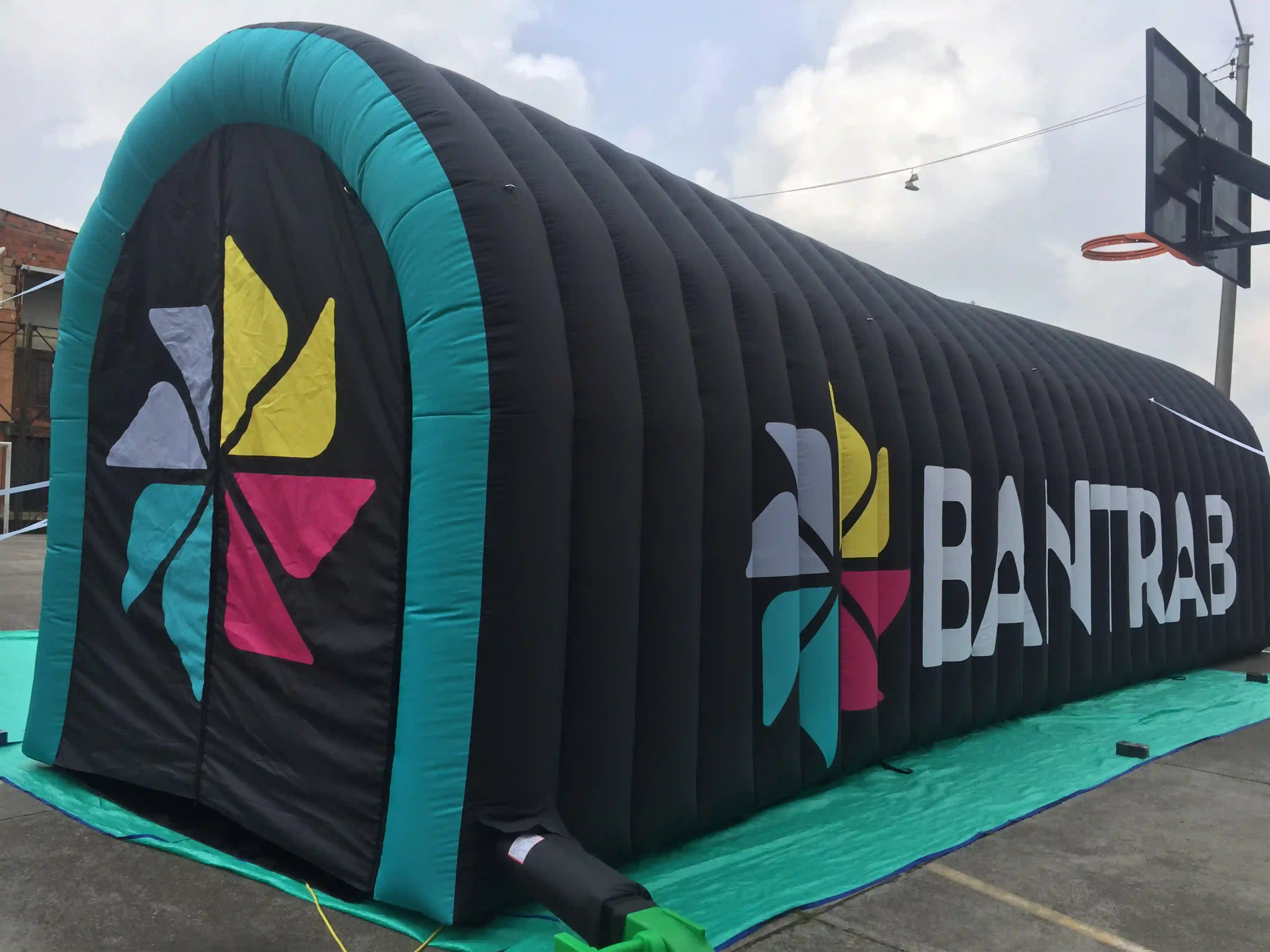 Túnel inflable publicitario para BANTRAB