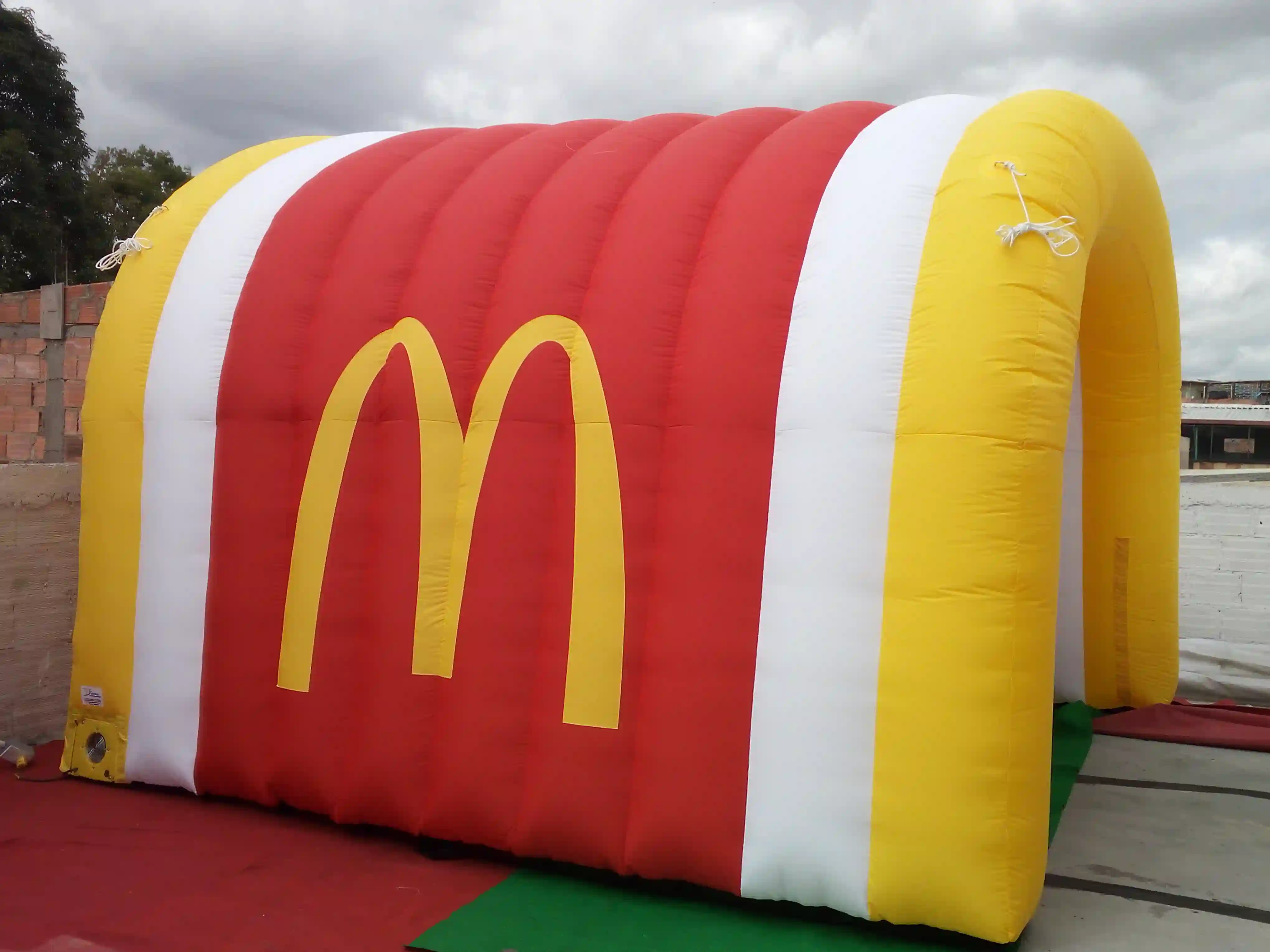 Túnel publicitario para la cadena de alimentos Mc Donalds